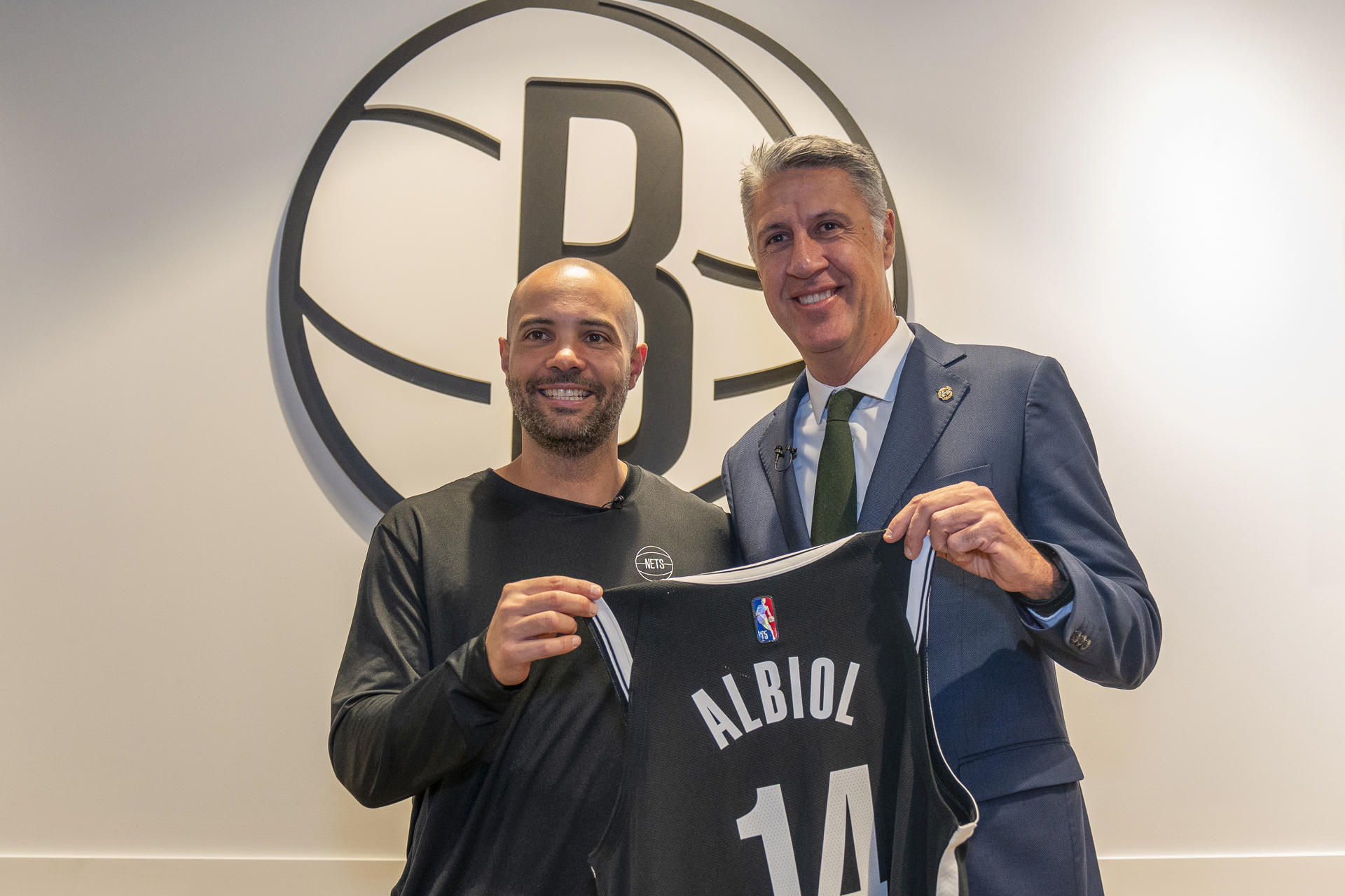 El alcalde de Badalona, Xavier García Albiol (d), recibe una camiseta de los Brooklyn Nets con su nombre de manos del entrenador del equipo, Jordi Hernández, en Nueva York. EFE/Ángel Colmenares
