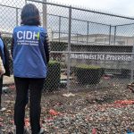 Fotografía cedida por Global Rights Advocay donde aparece una integrante de la Comisión Interamericana de Derechos Humanos (CIDH) durante una visita al Centro de Detención Noroeste del Servicio de Control de Inmigración y Aduanas (ICE) en Tacoma, Washington (EE.UU.).  EFE/Global Rights Advocay /SOLO USO EDITORIAL /NO VENTAS /SOLO DISPONIBLE PARA ILUSTRAR LA NOTICIA QUE ACOMPAÑA /CRÉDITO OBLIGATORIO