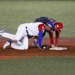 Gerardo Reyes (d) de México se barre en segunda base ante Yadiel Rivera (i) de Puerto Rico este domingo, en juego de la segunda jornada de la serie Premier 12 de béisbol que transcurrre en Guadalajara. EFE/Francisco Guasco