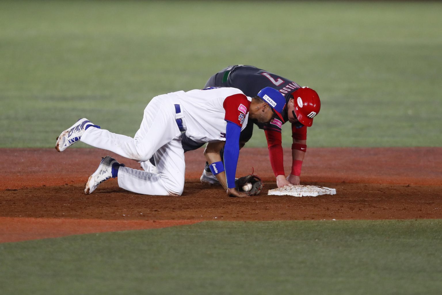 Gerardo Reyes (d) de México se barre en segunda base ante Yadiel Rivera (i) de Puerto Rico este domingo, en juego de la segunda jornada de la serie Premier 12 de béisbol que transcurrre en Guadalajara. EFE/Francisco Guasco