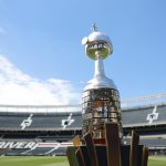 Fotografía del trofeo de la Copa Libertadores este viernes en el estadio Más Monumental en Buenos Aires (Argentina). EFE/ Antonio Lacerda