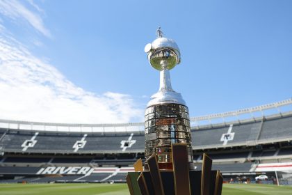 Fotografía del trofeo de la Copa Libertadores este viernes en el estadio Más Monumental en Buenos Aires (Argentina). EFE/ Antonio Lacerda