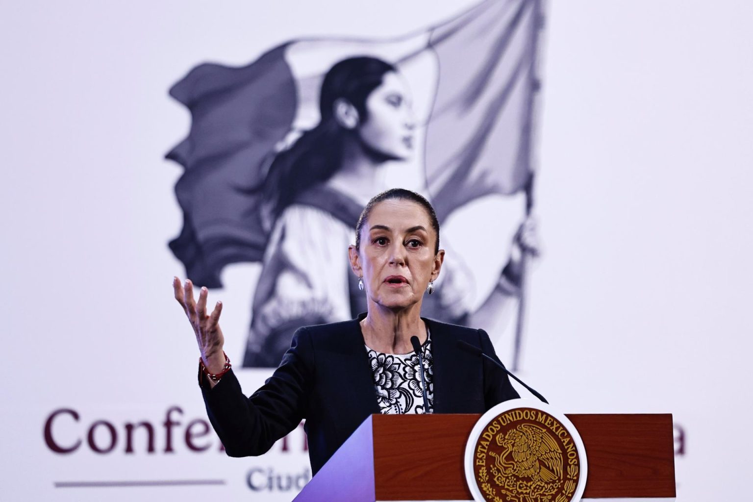 La presidenta de México Claudia Sheinbaum, habla este martes durante una rueda de prensa en Palacio Nacional de la Ciudad de México (México). EFE/Sáshenka Gutiérrez