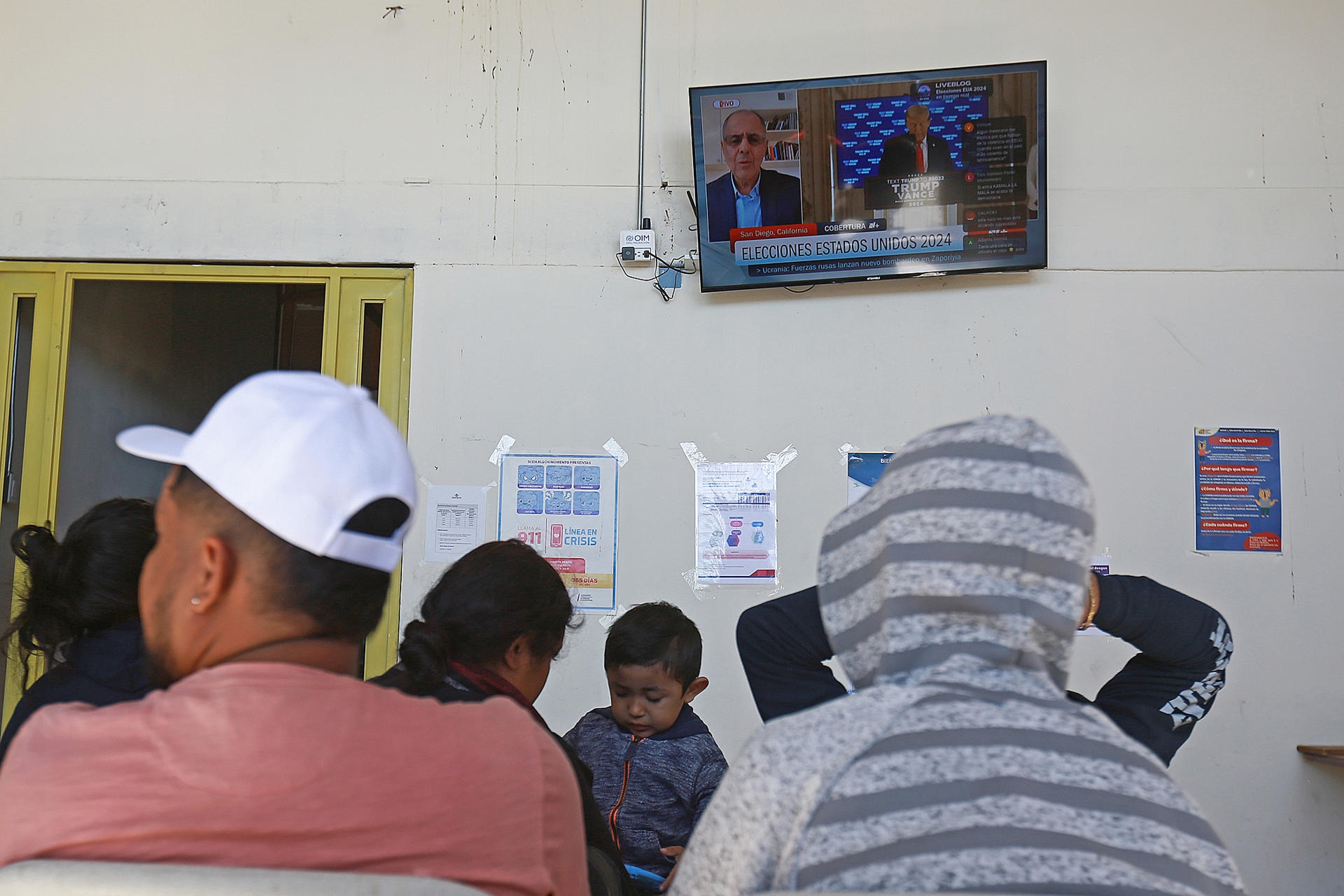 Migrantes observan por televisión el proceso de las elecciones en Estados Unidos este martes, en Ciudad Juárez (México). EFE/ Luis Torres
