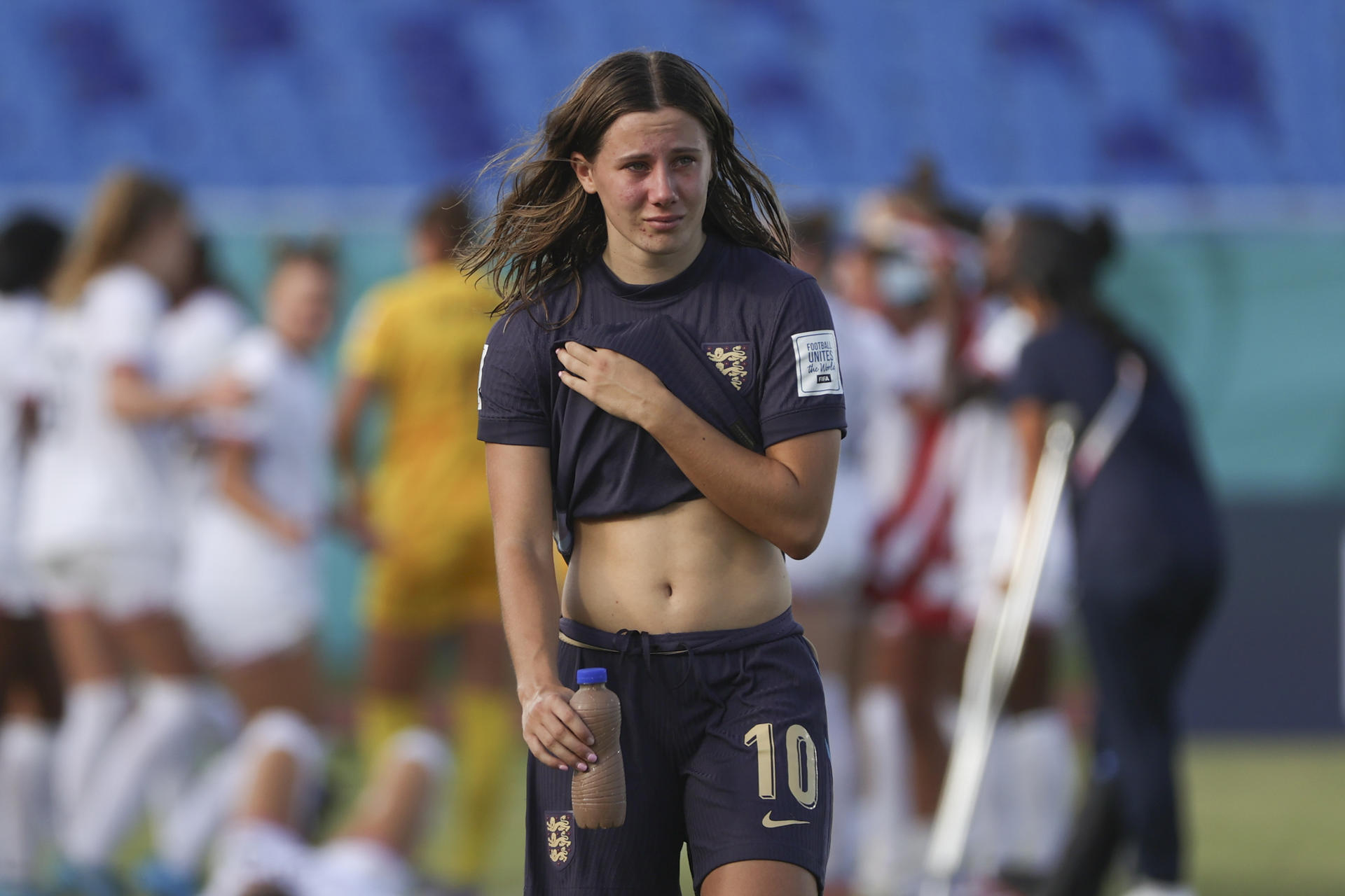 La inglesa Vera Jones llora por la derrota ante Estados Unidos en el Mundial Femenino sub-17. EFE/ Orlando Barría
