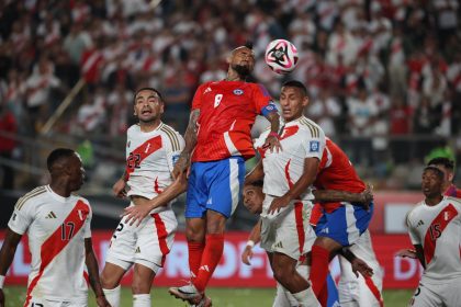 Alexander Callens (i) de Perú disputa un balón con Arturo Vidal de Chile durante un partido de las eliminatorias sudamericanas al Mundial de Fútbol 2026. EFE/ Germán Falcón