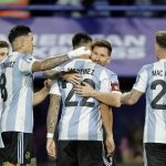 Jugadores de Argentina fueron registrados este martes, 19 de noviembre, al celebrar un gol que Lautaro Martínez (c) le anotó a Perú, durante un partido de la fecha 12 de las eliminatorias sudamericanas al Mundial FIFA de 2026, en el estadio La Bombonera de Buenos Aires (Argentina). EFE/Juan Ignacio Roncoroni