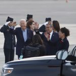 El presidente de EE.UU., Joe Biden (ci), acompañado del presidente del Consejo de Ministros de Perú, Gustavo Adrianzén (cd), saludan a su llegada este jueves en la Base Aérea del Callao en Lima (Perú). EFE/ Renato Pajuelo