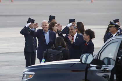 El presidente de EE.UU., Joe Biden (ci), acompañado del presidente del Consejo de Ministros de Perú, Gustavo Adrianzén (cd), saludan a su llegada este jueves en la Base Aérea del Callao en Lima (Perú). EFE/ Renato Pajuelo