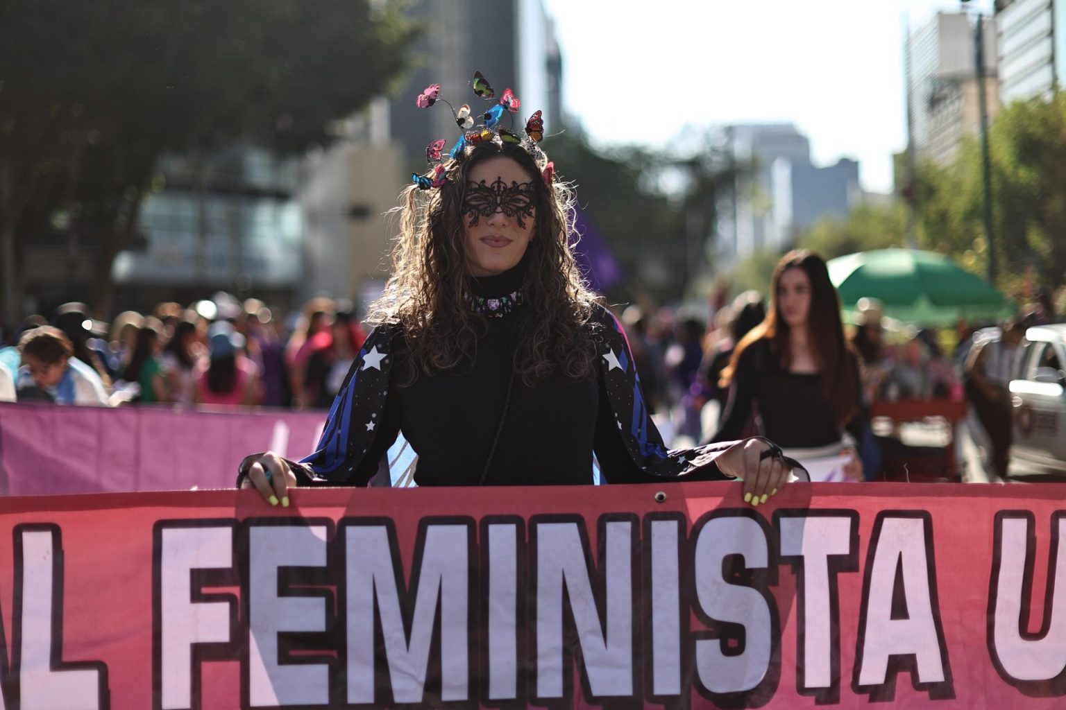 Una mujer participa en una manifestación por el Día Internacional de la Eliminación de la Violencia contra las Mujeres, este lunes en Ciudad de México (México). EFE/ Sashenka Gutiérrez