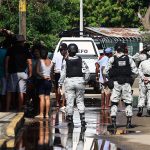 Personal de la Guardia Nacional (GN), resguardan la zona donde se cometió un múltiple asesinato este lunes, en Acapulco (México). EFE/ David Guzmán