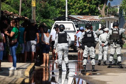 Personal de la Guardia Nacional (GN), resguardan la zona donde se cometió un múltiple asesinato este lunes, en Acapulco (México). EFE/ David Guzmán