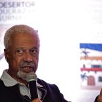 El escritor tanzano Abdulrazak Gurnah, ganador del premio nobel de literatura en 2021, habla durante una rueda de prensa este martes en la Ciudad de México (México). EFE/Sáshenka Gutiérrez