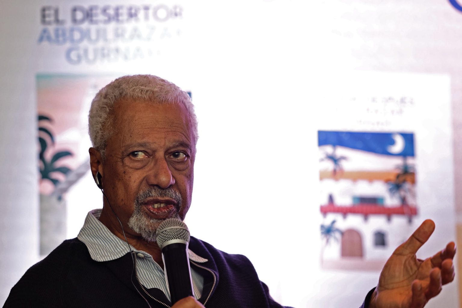 El escritor tanzano Abdulrazak Gurnah, ganador del premio nobel de literatura en 2021, habla durante una rueda de prensa este martes en la Ciudad de México (México). EFE/Sáshenka Gutiérrez