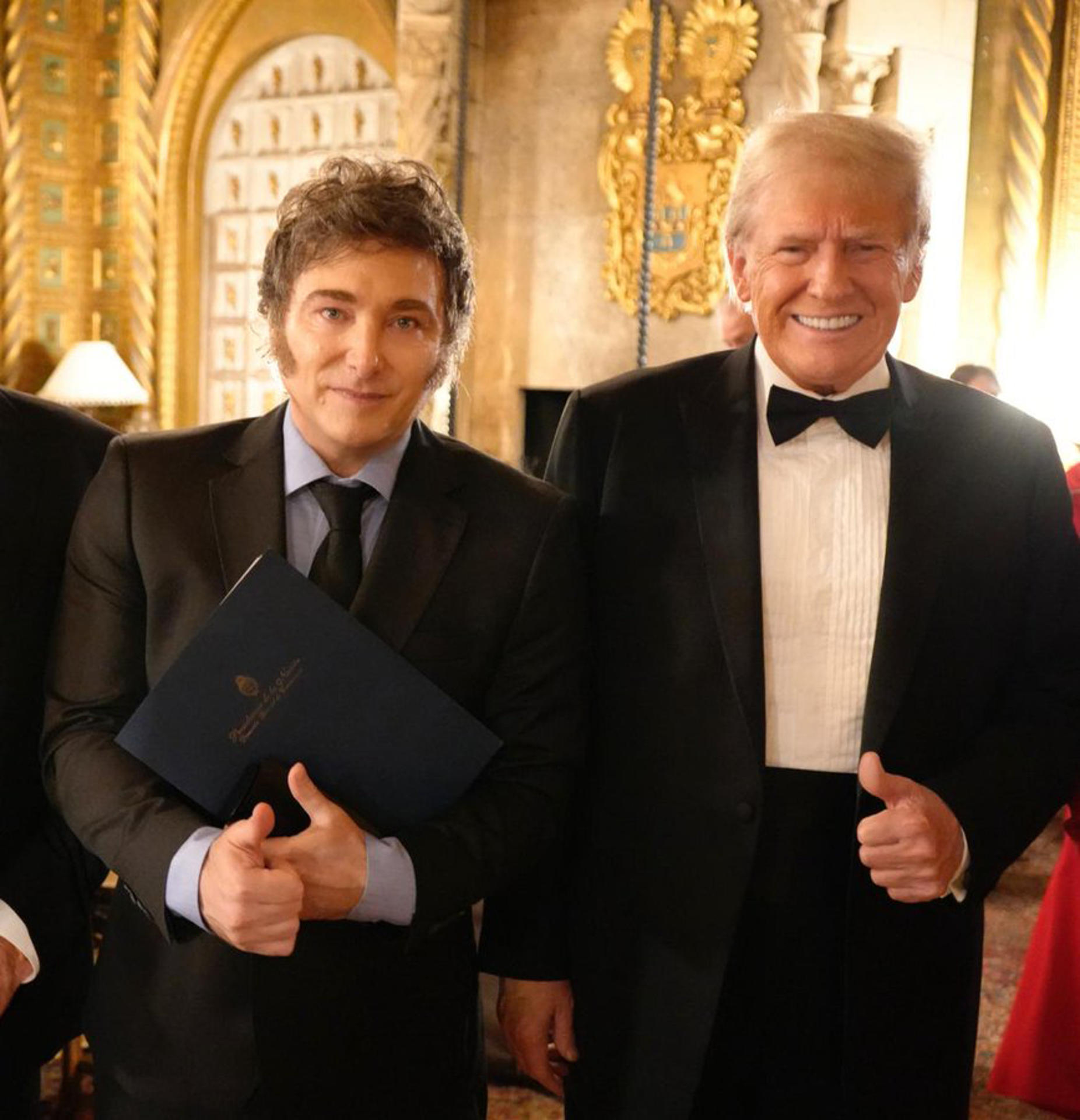 Fotografía tomada de una publicación de la cuenta oficial de la red social X del presidente de Argentina, Javier Milei (i), donde aparece junto al presidente electo de Estados Unidos, Donald Trump, durante un encuentro este jueves en Miami (Estados Unidos). EFE/ Cuenta De X De Javier Milei / SOLO USO EDITORIAL/ SOLO DISPONIBLE PARA ILUSTRAR LA NOTICIA QUE ACOMPAÑA (CRÉDITO OBLIGATORIO)
