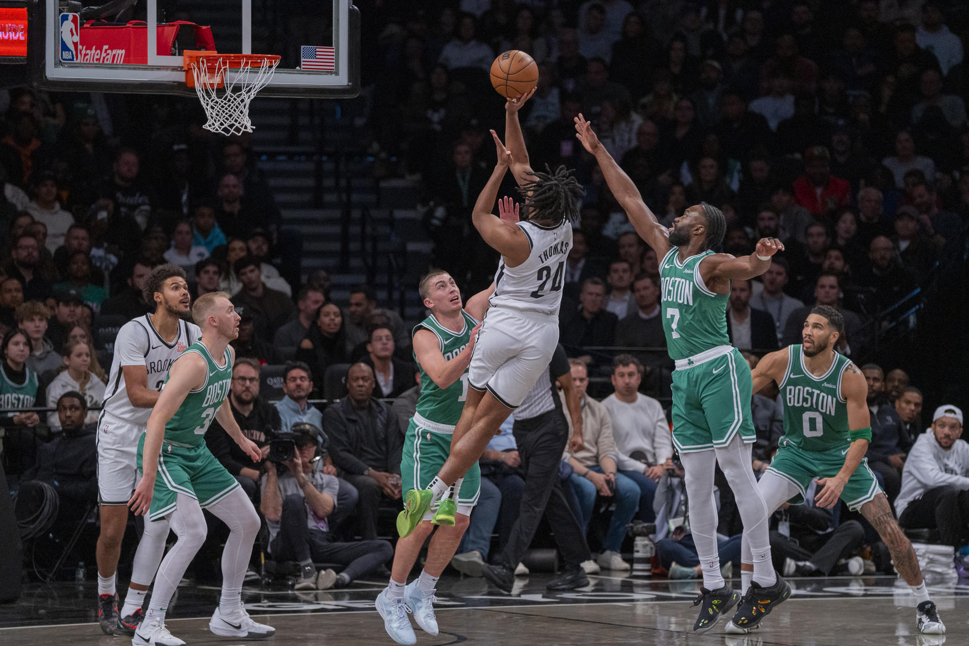 Cam Thomas (c), de los Nets lanza a canasta sobre la marca de Jaylen Brown, , durante el partido entre Boston Celtics y Brooklyn Nets, disputado en el Barclays Center en Nueva York (Estados Unidos) EFE/ Angel Colmenares.
