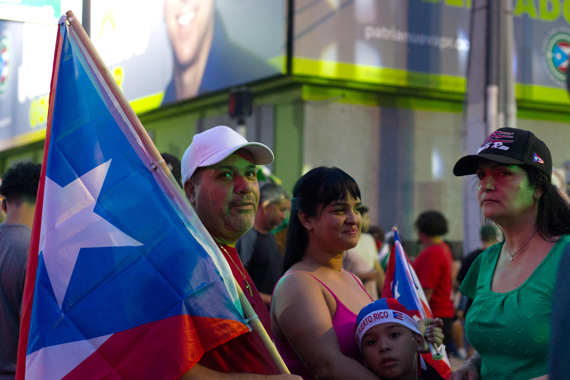 Simpatizantes del Partido independentista de Puerto Rico se reúnen en la sede del partido para esperar los resultados de las elecciones, este martes en San Juan (Puerto Rico). EFE/ Thais Llorca
