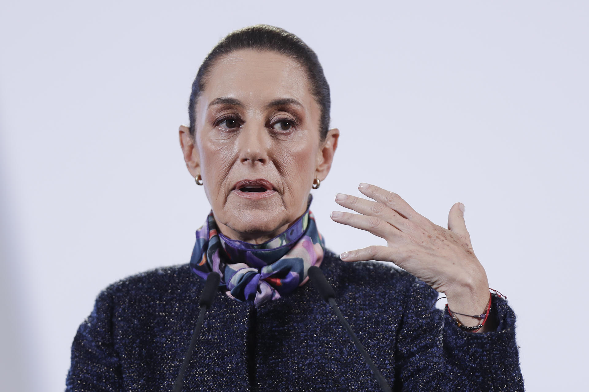 La presidenta de México, Claudia Sheinbaum, participa este jueves en una conferencia de prensa en Palacio Nacional, de la Ciudad de México (México). EFE/ Isaac Esquivel
