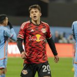 El uruguayo Felipe Carballo (c) aportó este  sábado un golazo para la clasificación de New York Red Bulls a la final de la Conferencia Este. EFE/Ángel Colmenares