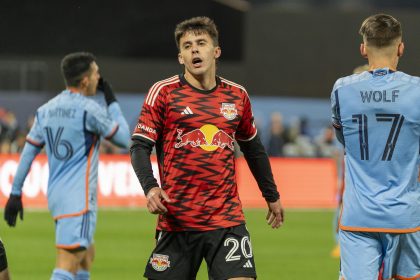 El uruguayo Felipe Carballo (c) aportó este  sábado un golazo para la clasificación de New York Red Bulls a la final de la Conferencia Este. EFE/Ángel Colmenares