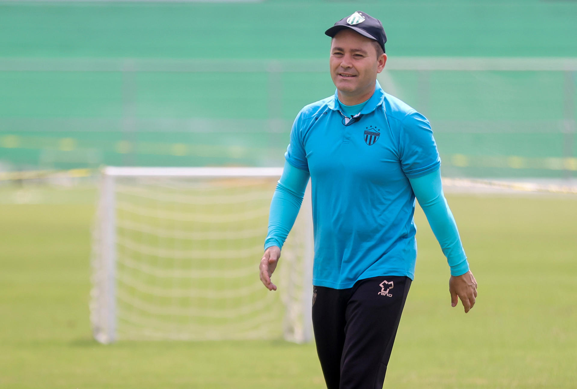 Fotografía del 8 de noviembre de 2024 del entrenador español Javier López, durante una entrevista con la agencia EFE para hablar de su experiencia en Guatemala en el banquillo del club Antigua. EFE/Fernando Ruiz
