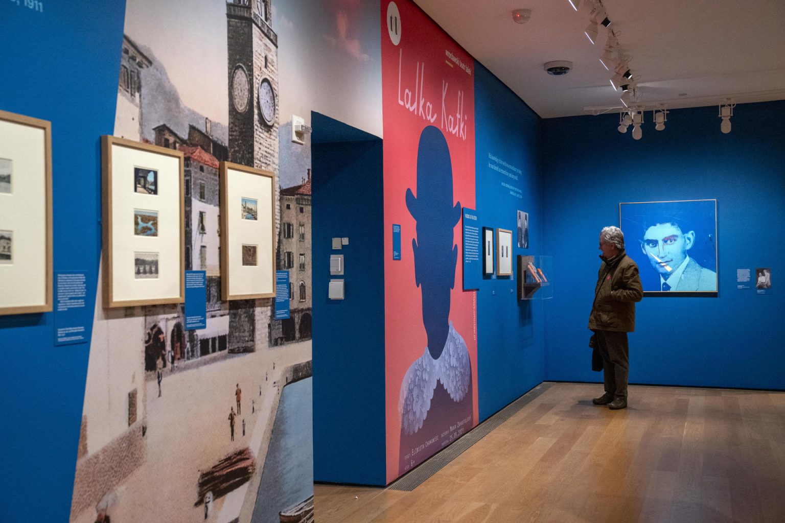 Una mujer visita la exposición 'Franz Kafka', este viernes en la Morgan Library and Museum, en Nueva York (Estados Unidos). EFE/ Ángel Colmenares