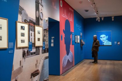 Una persona visita la exposición 'Franz Kafka', este viernes en la Morgan Library and Museum, en Nueva York (Estados Unidos). EFE/ Ángel Colmenares