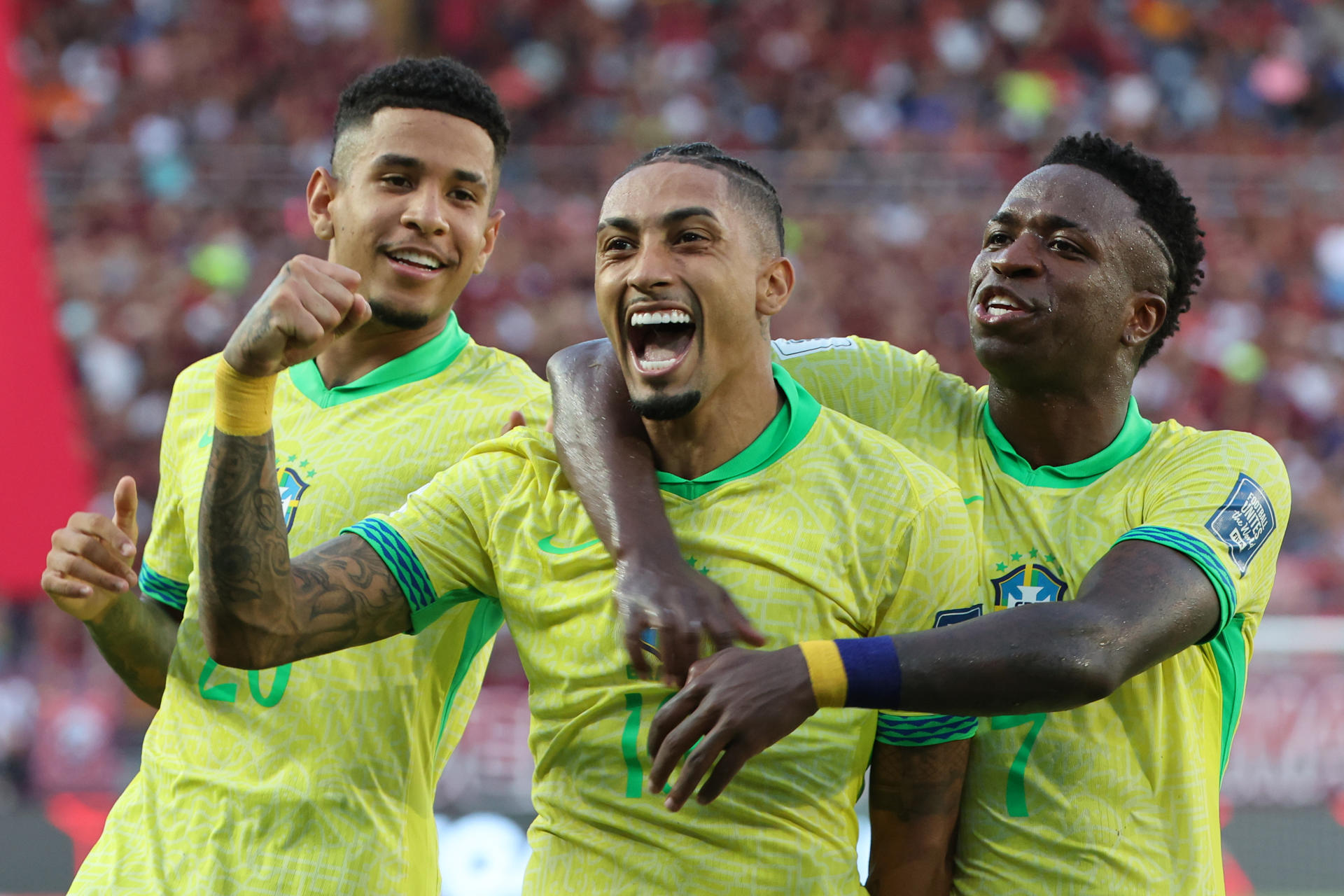 Raphinha (c), delantero de Brasil, fue registrado este jueves, 14 de noviembre, al celebrar, junto a sus compañeros Vinícius Jr. (d), y Savinho (i), un gol que le anotó a Venezuela, durante un partido de la fecha 11 de las eliminatorias sudamericanas al Mundial FIFA de 2026, en el estadio Monumental de Maturín (Venezuela). EFE/Miguel Gutiérrez
