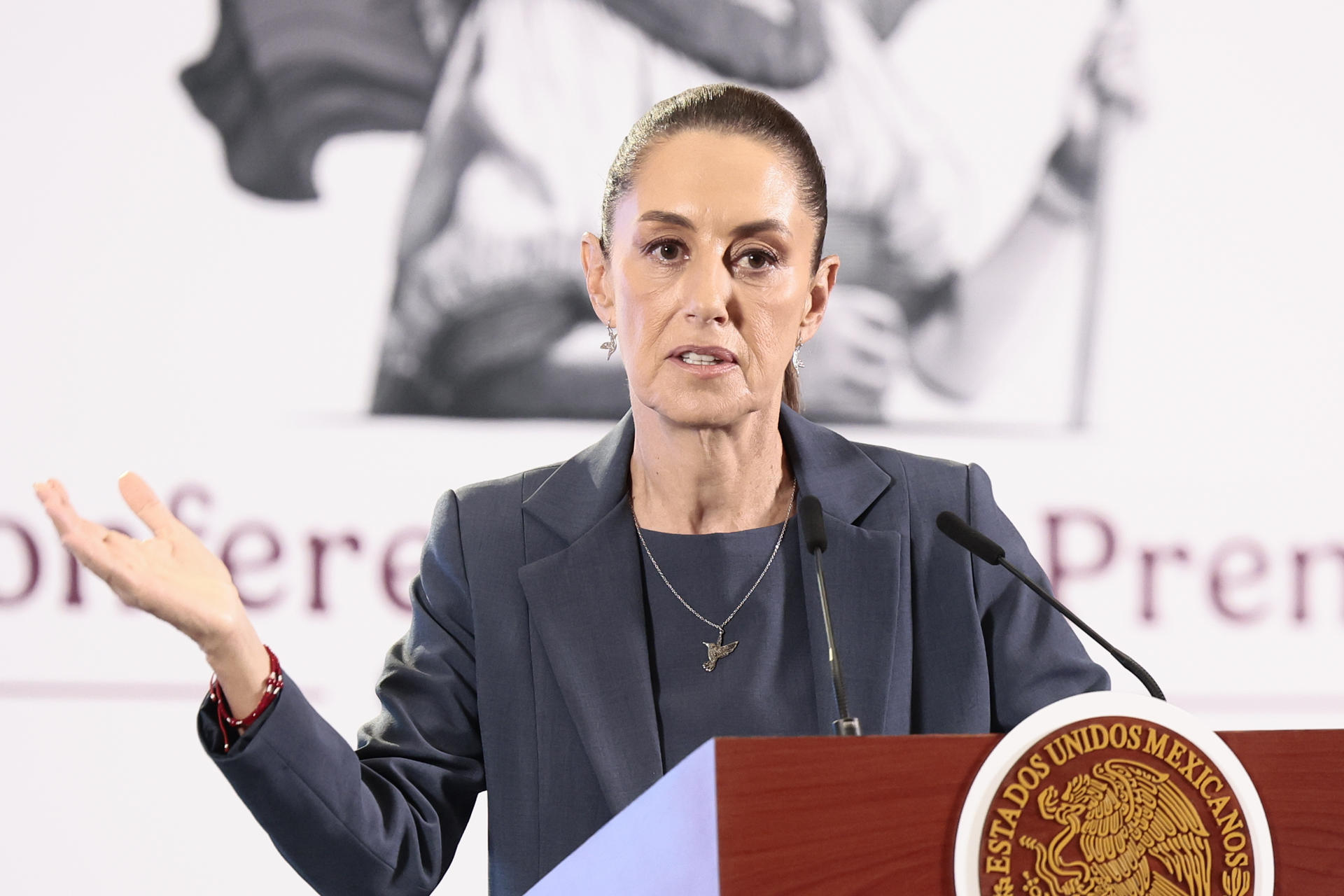 La presidenta de México, Claudia Sheinbaum, habla en una rueda de prensa este martes en Palacio Nacional en la Ciudad de México (México). EFE/José Méndez
