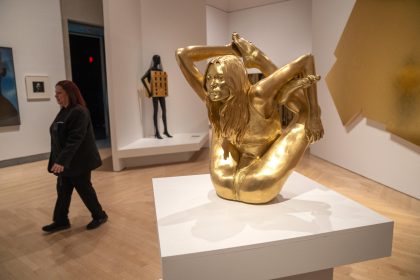 Fotografía que muestra la obra 'Siren' ('Sirena') del artista Marc Quinn en la exposición 'Solid Gold' ('Oro sólido') este miércoles, en el Museo de Brooklyn en Nueva York (Estados Unidos). EFE/ Ángel Colmenares