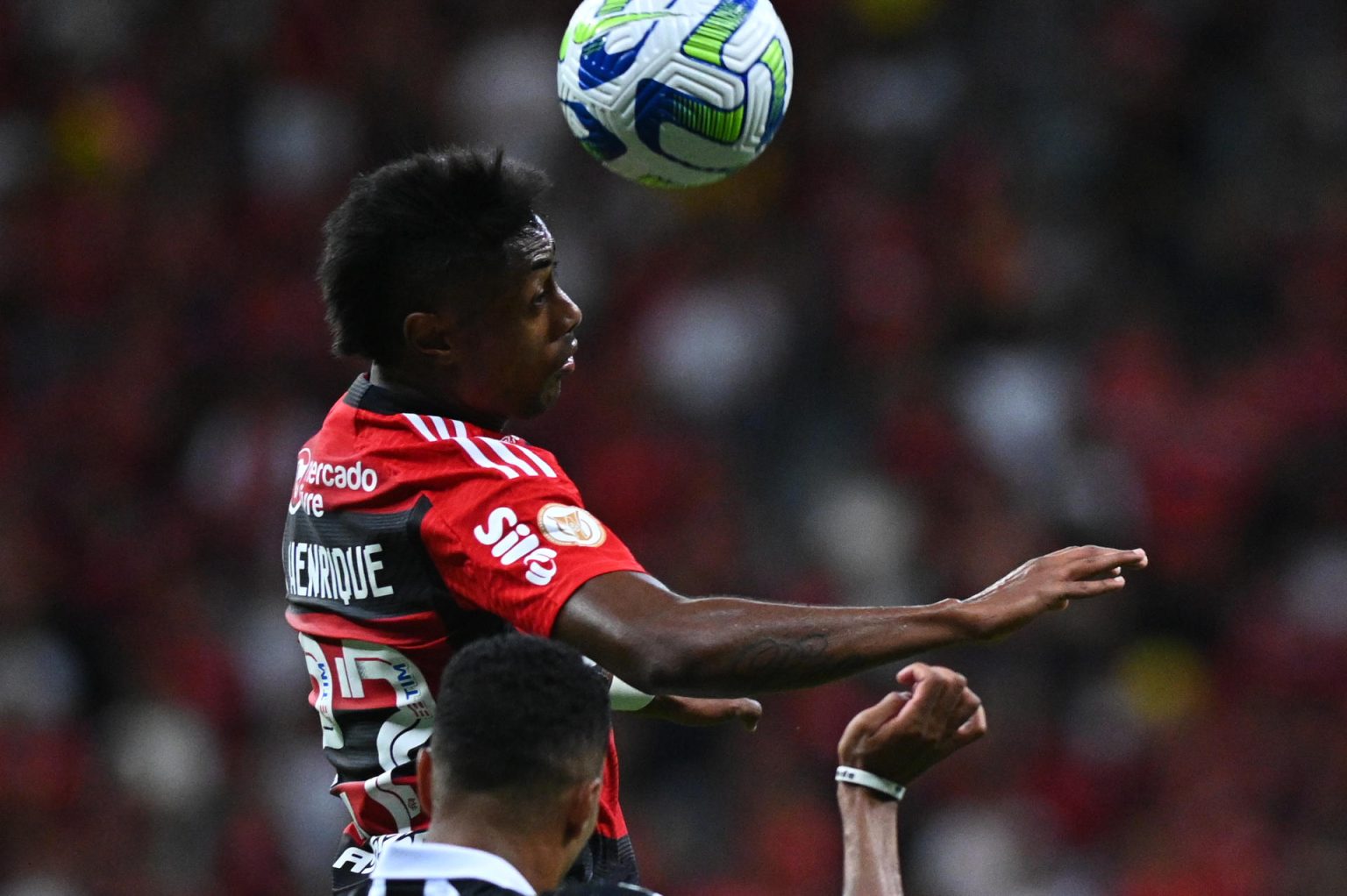 Bruno Henrique, de Flamengo, durante un partido por el Campeonato Brasileño 2023. El delantero es investigado por supuesta manipulación de apuestas deportivas en partidos de fútbol. EFE/Andre Borges