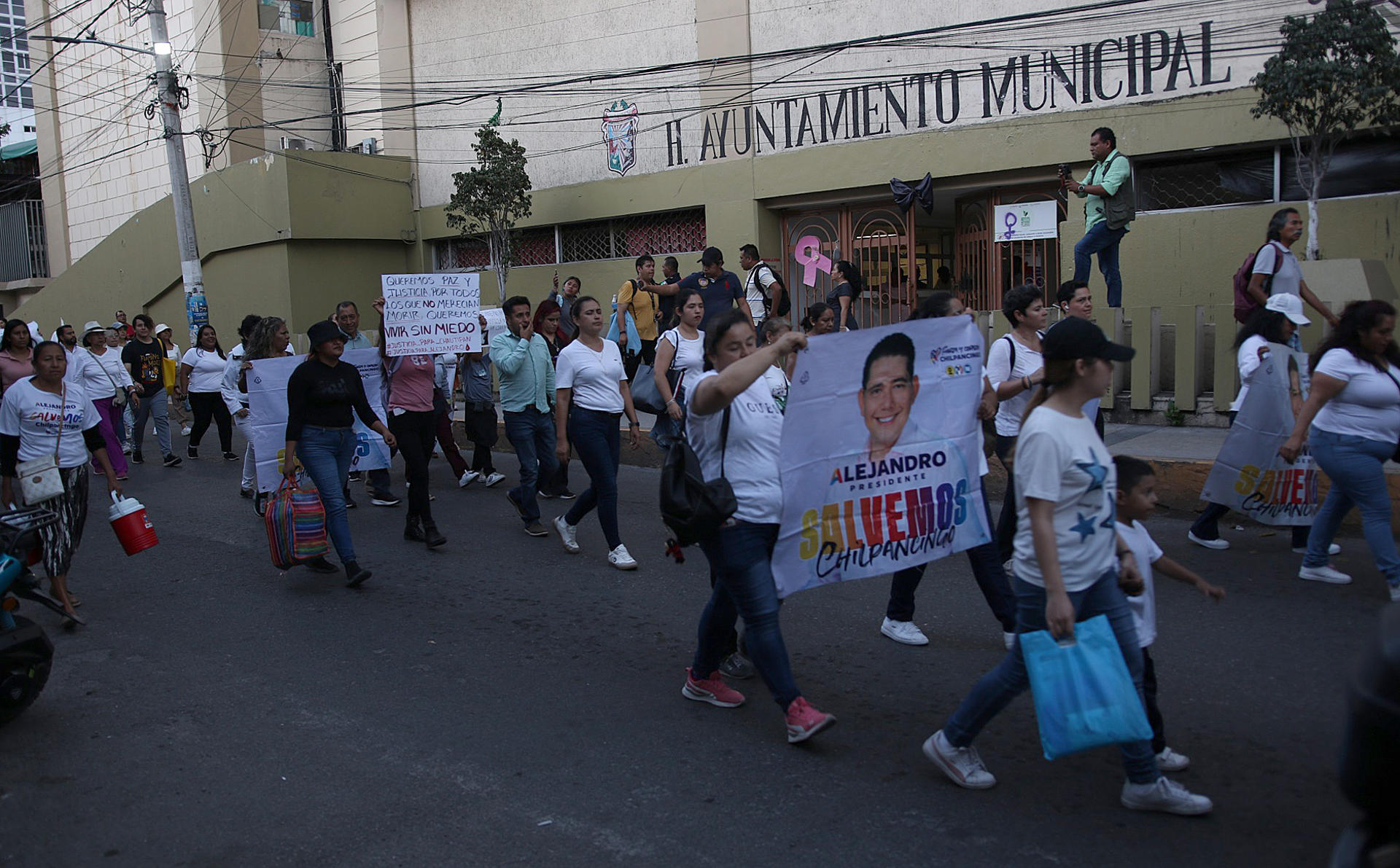 Un grupo de personas grita consignas, durante una marcha para exigir justicia por el asesinato del alcalde Alejandro Arcos Catalán, este viernes en Chilpancingo, en el estado de Guerrero (México). EFE/José Luis de la Cruz
