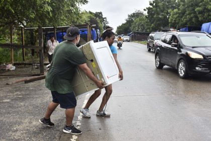 Pobladores transportan sus pertenencias luego de que el gobierno emitiera alerta roja y ordenara evacuar las zonas bajas de la costa norte de Honduras debido al aumento de las lluvias. Imagen de archivo. EFE/José Valle