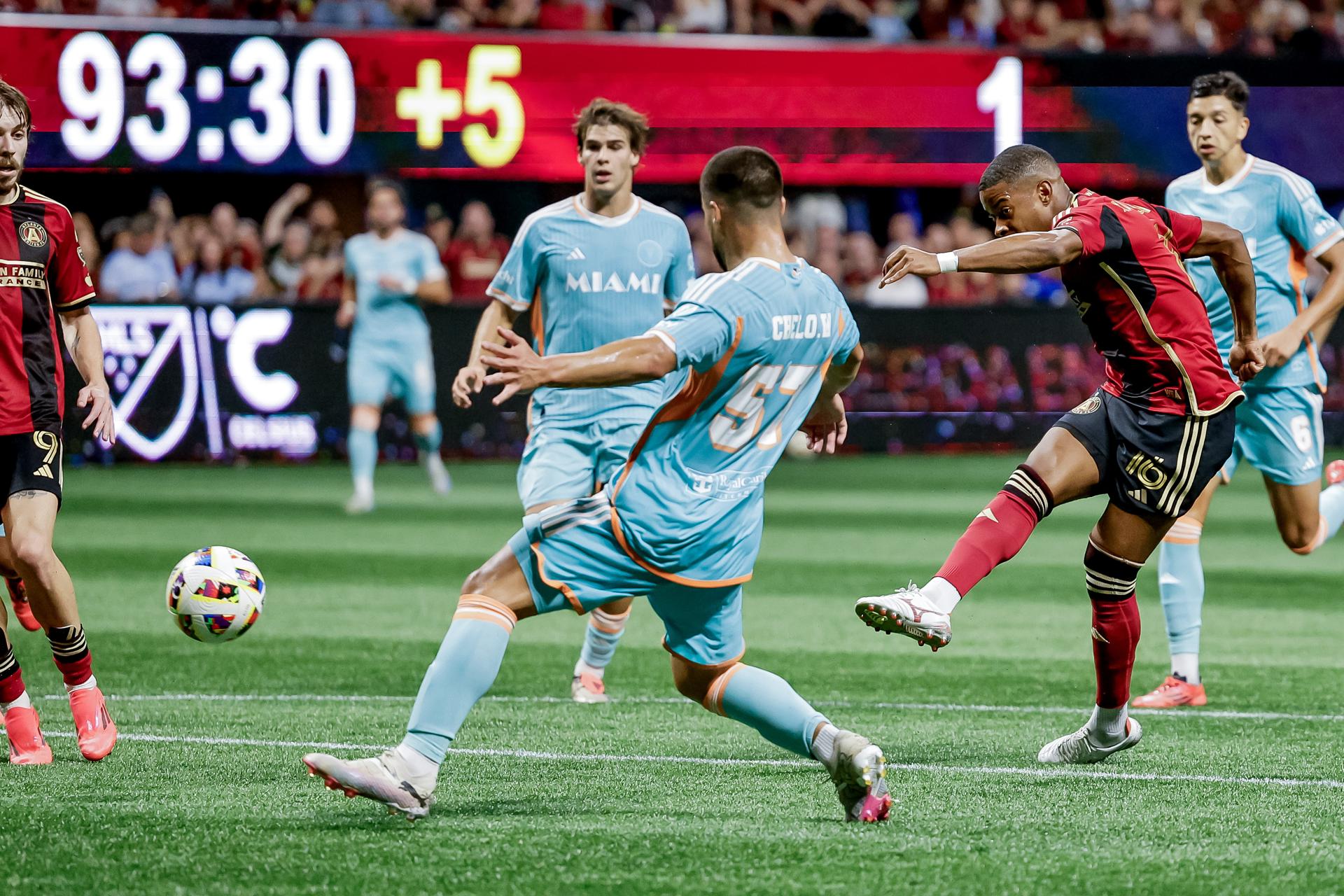 El delantero del Atlanta United Xande Silva anota el gol del triunfo contra el Inter Miami. EFE/ERIK S. LESSER
