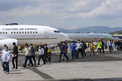 Migrantes que hacen parte de 56 unidades familiares, caminan al ser retornados a Ciudad de Guatemala (Guatemala). Imagen de archivo. EFE/ Mariano Macz