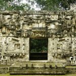 Fotografía sin fecha específica de toma cortesía del Instituto Nacional de Antropología e Historia (INAH), donde se observa una estructura maya estilo Río Bec, similar a las halladas en las ruinas de la zona arqueológica de Campeche (México). EFE/Instituto Nacional de Antropología e Historia/SOLO USO EDITORIAL/SOLO DISPONIBLE PARA ILUSTRAR LA NOTICIA QUE ACOMPAÑA(CRÉDITO OBLIGATORIO)