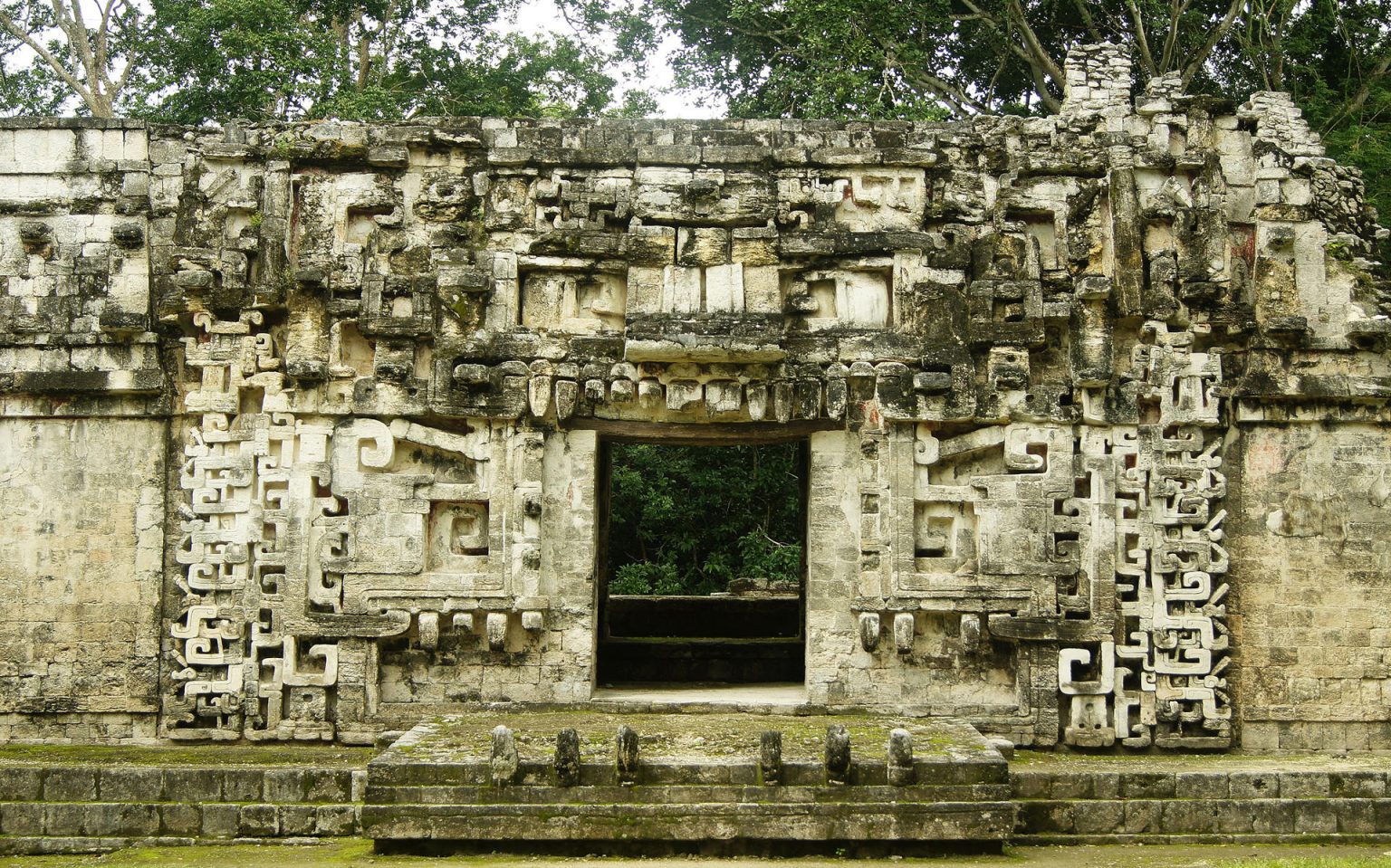 Fotografía sin fecha específica de toma cortesía del Instituto Nacional de Antropología e Historia (INAH), donde se observa una estructura maya estilo Río Bec, similar a las halladas en las ruinas de la zona arqueológica de Campeche (México). EFE/Instituto Nacional de Antropología e Historia/SOLO USO EDITORIAL/SOLO DISPONIBLE PARA ILUSTRAR LA NOTICIA QUE ACOMPAÑA(CRÉDITO OBLIGATORIO)