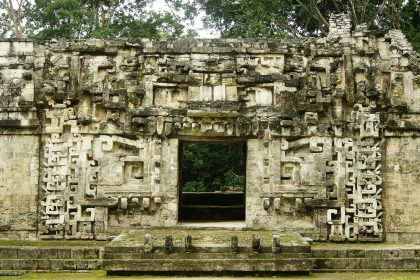 Fotografía sin fecha específica de toma cortesía del Instituto Nacional de Antropología e Historia (INAH), donde se observa una estructura maya estilo Río Bec, similar a las halladas en las ruinas de la zona arqueológica de Campeche (México). EFE/Instituto Nacional de Antropología e Historia/SOLO USO EDITORIAL/SOLO DISPONIBLE PARA ILUSTRAR LA NOTICIA QUE ACOMPAÑA(CRÉDITO OBLIGATORIO)