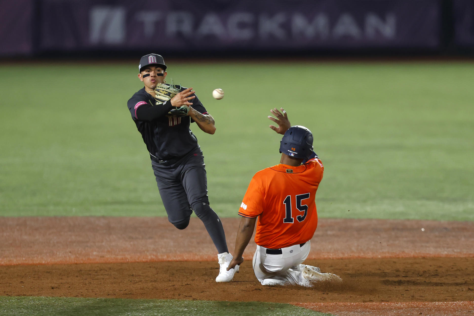 Sharlon Schoop (d), de Países Bajos, se barre en segunda base ante Andrés Álvarez (d), de México, este miércoles, en un juego del Premier 12 de la Confederación Mundial de Béisbol y Sóftbol (WBSC) realizado en el Estadio Panamericano de Béisbol, en Guadalajara, Jalisco (México). EFE/Francisco Guasco
