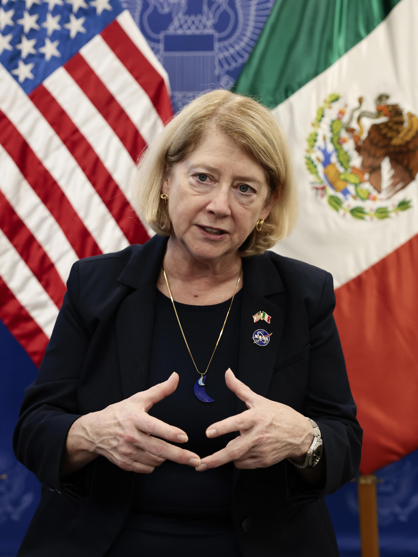 La administradora adjunta de la NASA, Pam Melroy, habla este lunes, durante una entrevista con EFE en Ciudad de México (México). EFE/ José Méndez
