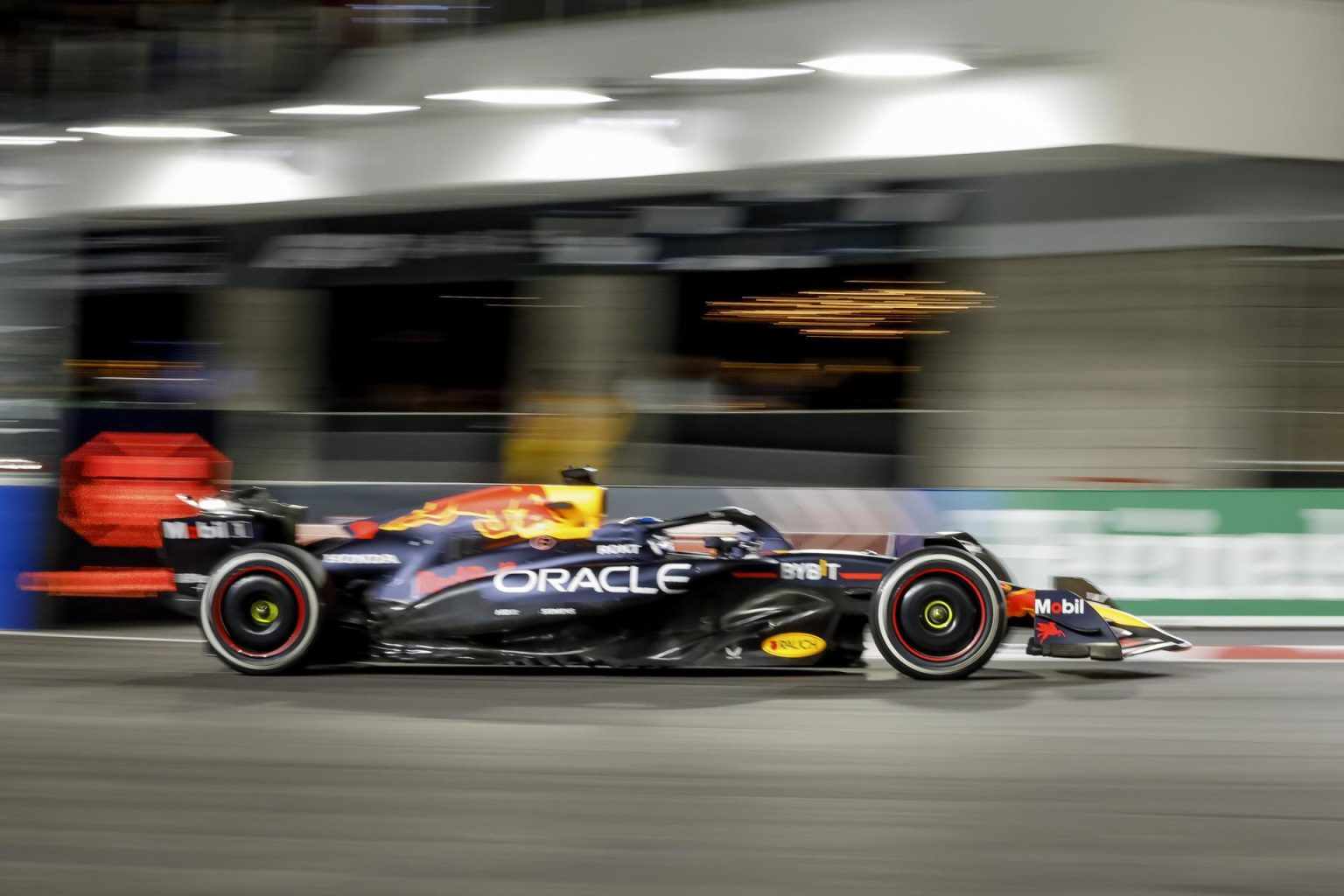 El piloto neerlandés Max Verstappen, de Red Bull Racing, durante el Gran Premio de Fórmula Uno de Las Vegas en el que se ha proclamado tetracampeón del mundo. EFE/EPA/SHAWN THEW