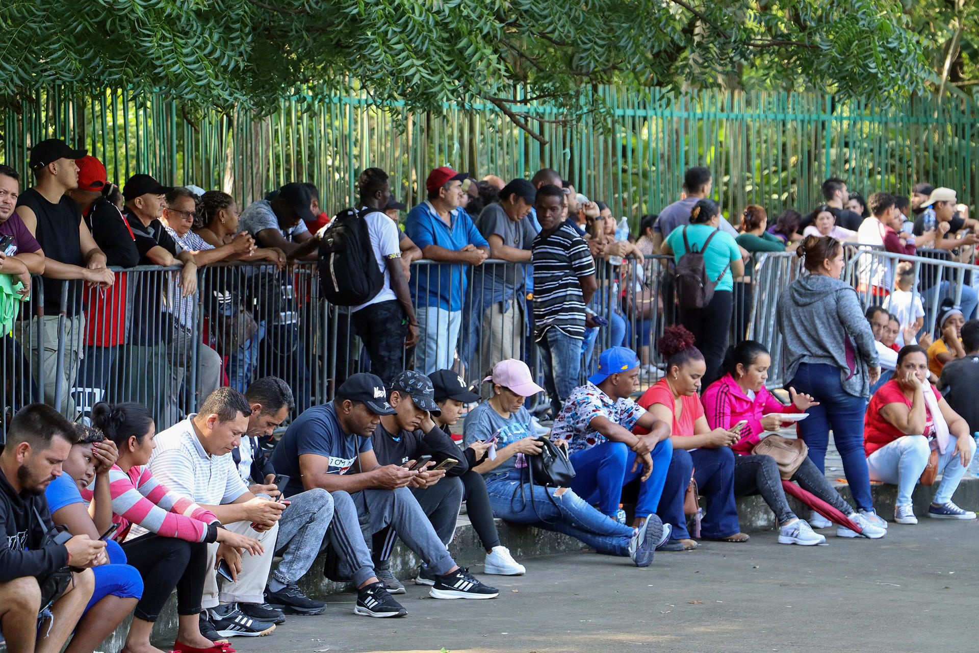 Migrantes hacen fila en estaciones migratorias este lunes, en el municipio de Tapachula en el estado de Chiapas (México). EFE/ Juan Manuel Blanco
