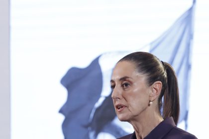 La presidenta de México, Claudia Sheinbaum, habla en su rueda de prensa este jueves, en el Palacio Nacional de la Ciudad de México (México). EFE/ Mario Guzmán