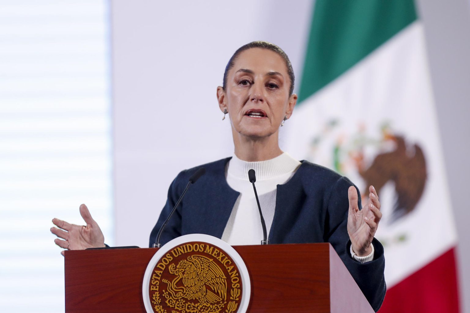 La presidenta de México, Claudia Sheinbaum, habla durante su rueda de prensa matutina en Palacio Nacional este miercoles, en Ciudad de México (México). EFE/ Isaac Esquivel