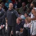 El español Jordi Hernández (c) entrenador de Brooklyn reacciona durante el partido ante Boston Celtics, disputado en el Barclays Center en NuevaYork (Estados Unidos) EFE/ Angel Colmenares.