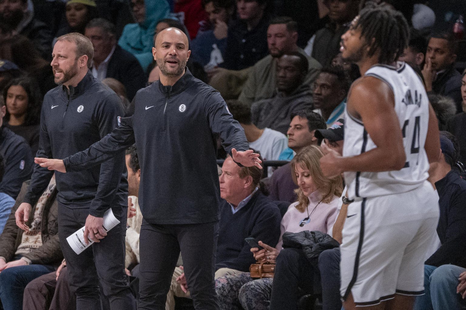 El español Jordi Hernández (c) entrenador de Brooklyn reacciona durante el partido ante Boston Celtics, disputado en el Barclays Center en NuevaYork (Estados Unidos) EFE/ Angel Colmenares.