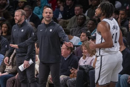 El español Jordi Hernández (c) entrenador de Brooklyn reacciona durante el partido ante Boston Celtics, disputado en el Barclays Center en NuevaYork (Estados Unidos) EFE/ Angel Colmenares.