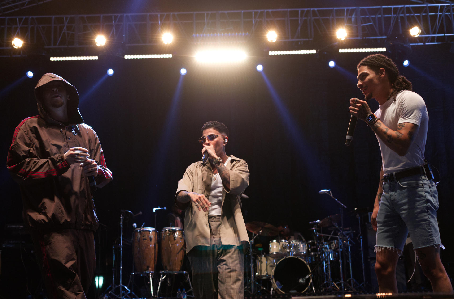 Yan Block (i) Rauw Alejandro (c) y Marconi Impara particicpan en el concierto para presentar el disco 'Cosa nuestra' este viernes, en San Juan (Puerto Rico). EFE/ Thais Llorca
