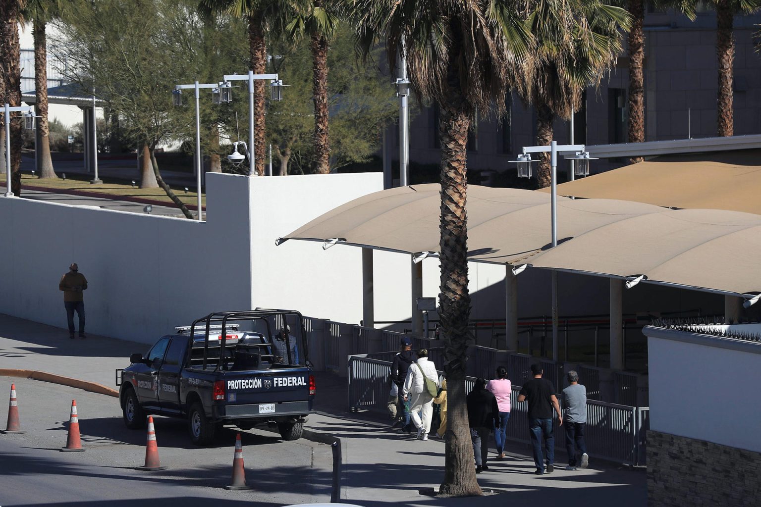 Policías de Protección Federal resguardan las instalaciones del consulado estadounidense este lunes, en Ciudad Juárez, Chihuahua (México). EFE/ Luis Torres