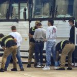 Fotografía de archivo de varios indocumentados mientras los revisan para ser deportados a su país en uno de los 12 vuelos que semanalmente salen del aeropuerto de Harlingen, ubicado en el estado de Texas. EFE/ Laura Becquer